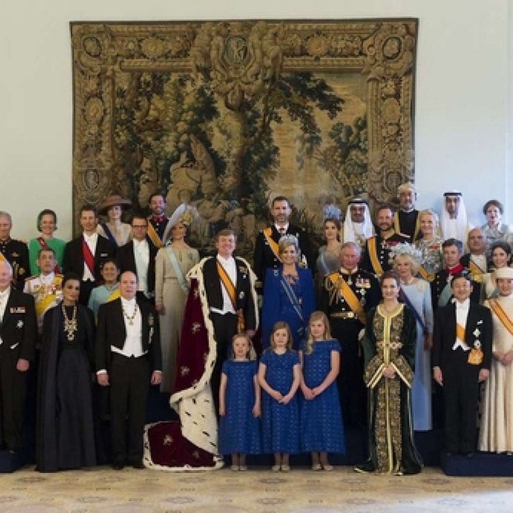 الأمراء والأميرات خلال حفل تنصيب ملك هولندا الجديد وليام أليكساندر