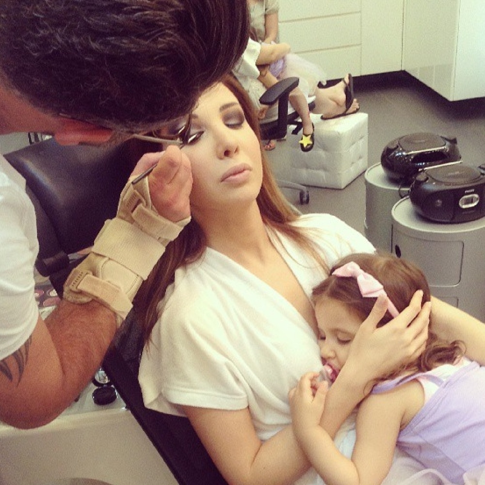 إيلا ابنة نانسي عجرم تستغرق في النوم بينما تستسلم نانسي لأنامل الماكيير السبت