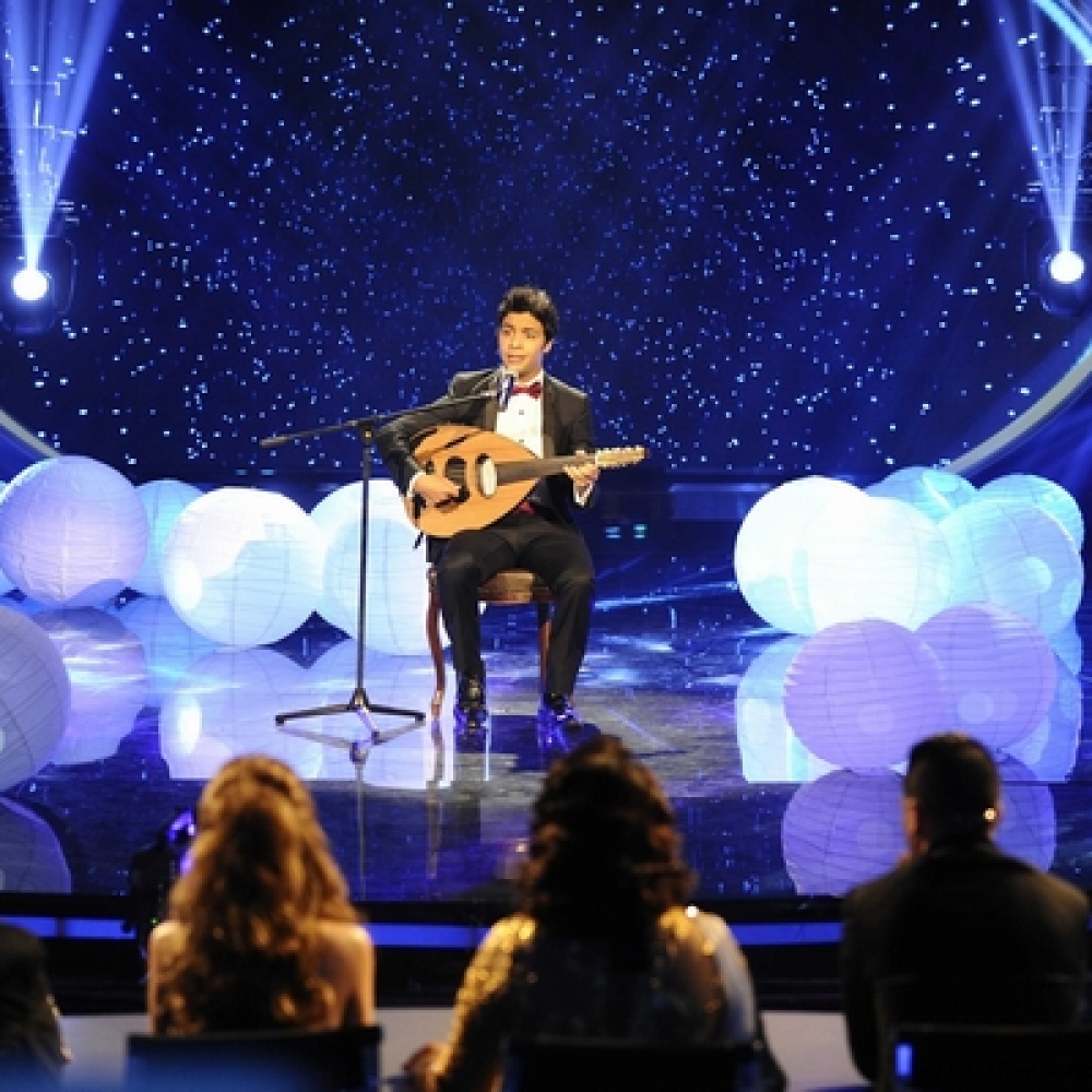 أحمد جمال يغني بالعود ويعيد أمجاد الزمن الجميل