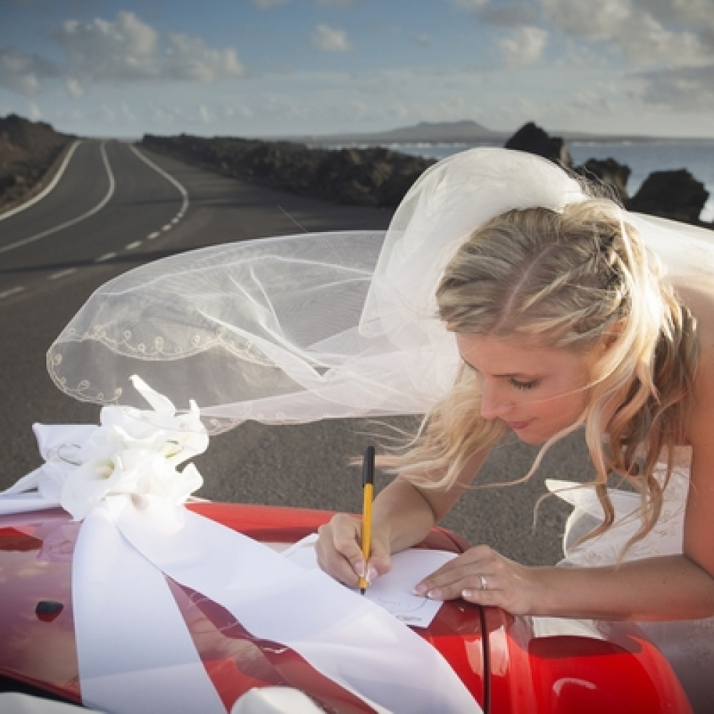 من قاعة الزفاف الى غرفة الامتحان وبفستان العرس! 