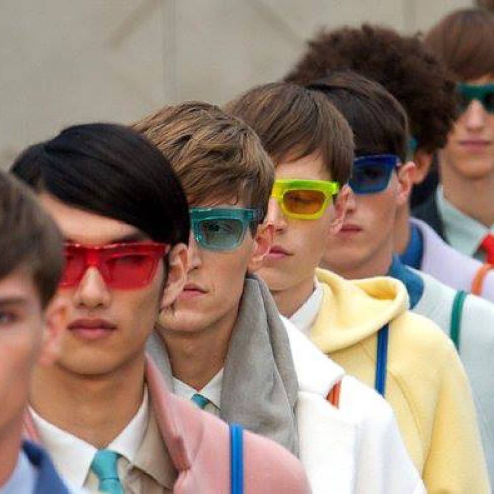 نظارات ملونة من مجموعة Burberry للرجال في أسبوع لندن لأزياء الرجال
