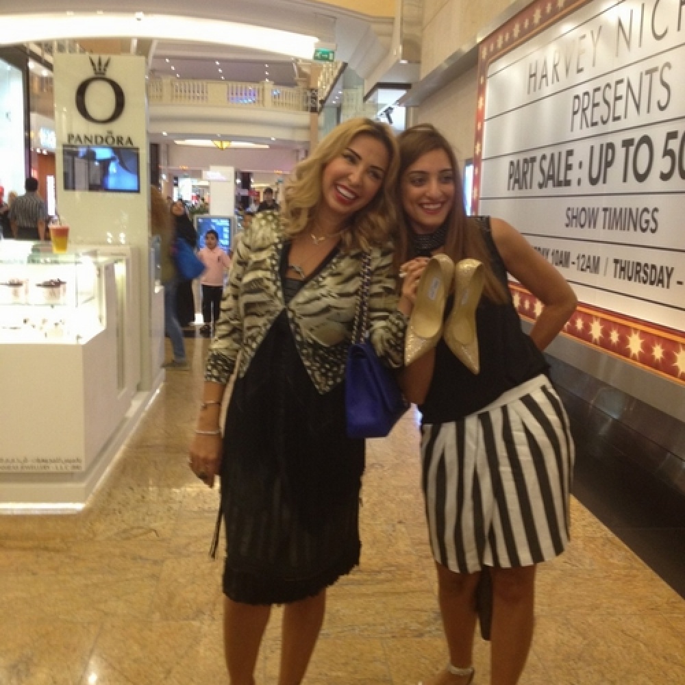 جويل ترتاح من الكعب العالي خلال حفل اطلاق عطر  أمواج  الجديد برعاية  هي 