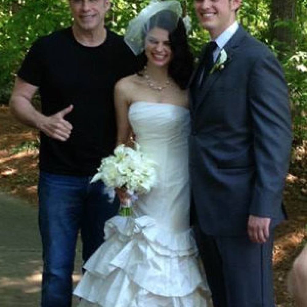  جون ترافولتا مع العريسين