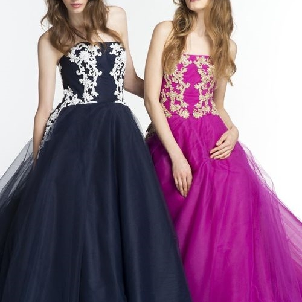 أناقة بتوقيع ريم عكرا لشقيقات العروسين