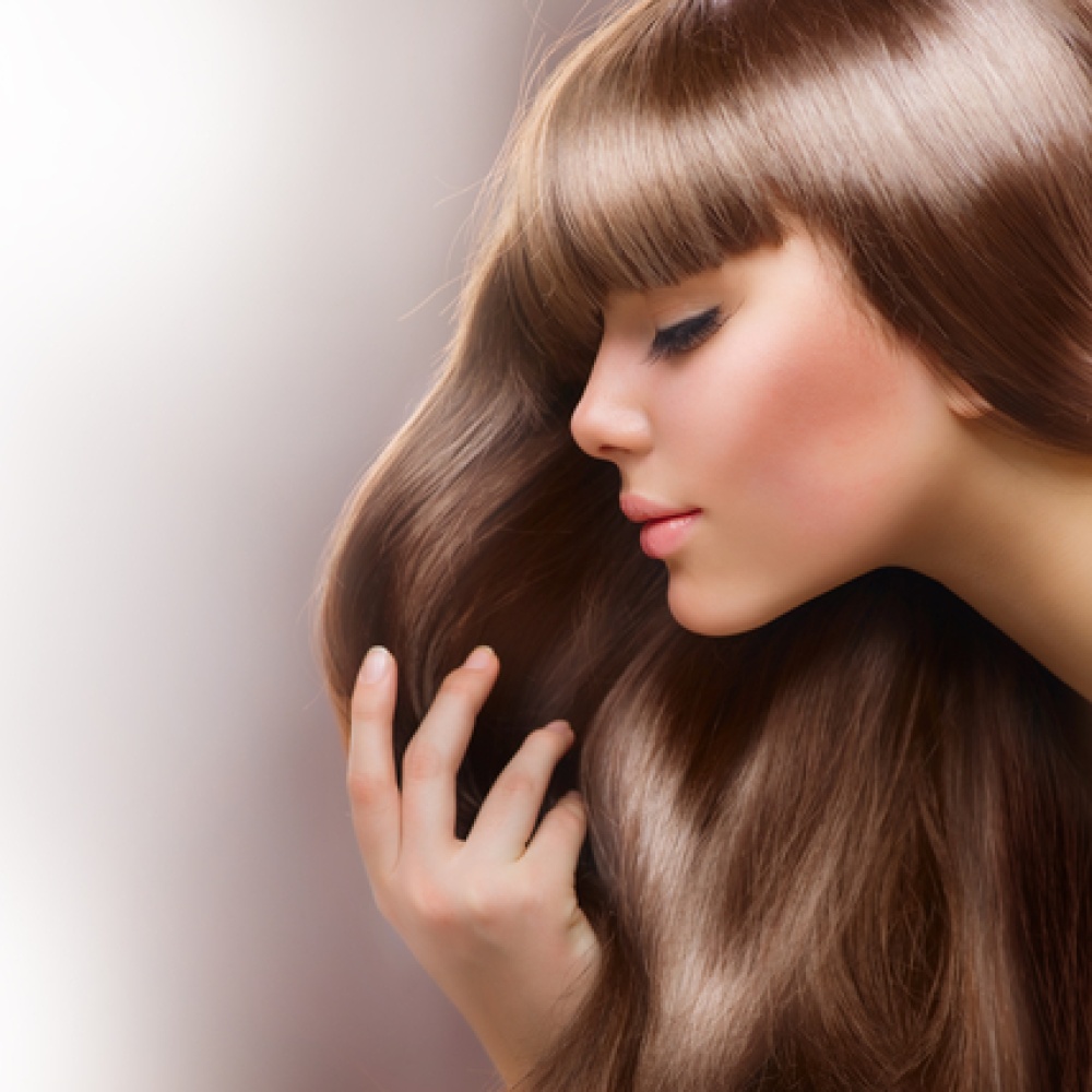 شعرك يفوحُ عطراً أخاذاً