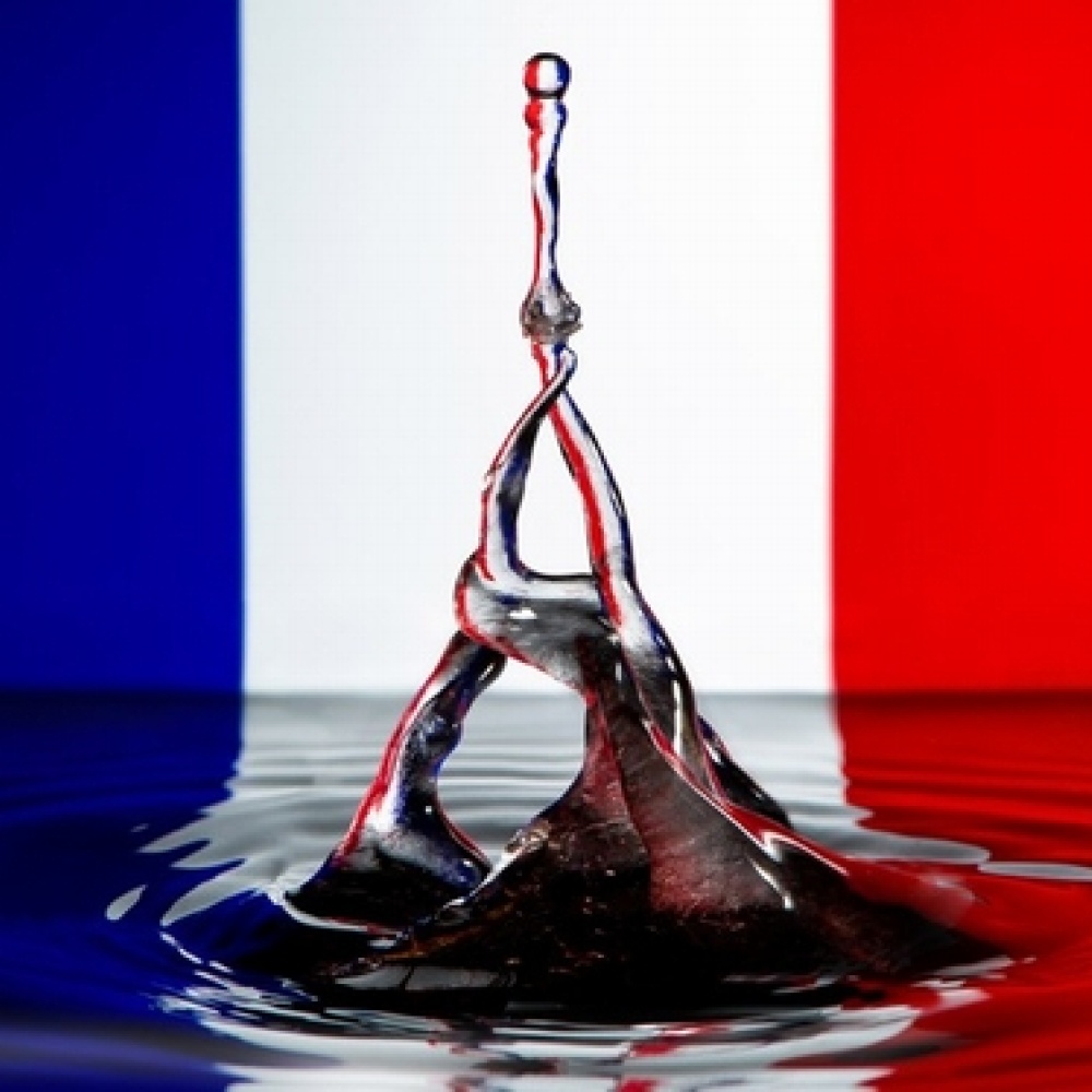 إبداع المصور الفوتوغرافي الفرنسي فينسنت زيريدات في التقاط قطرة ماء على هيئة برج أيفل