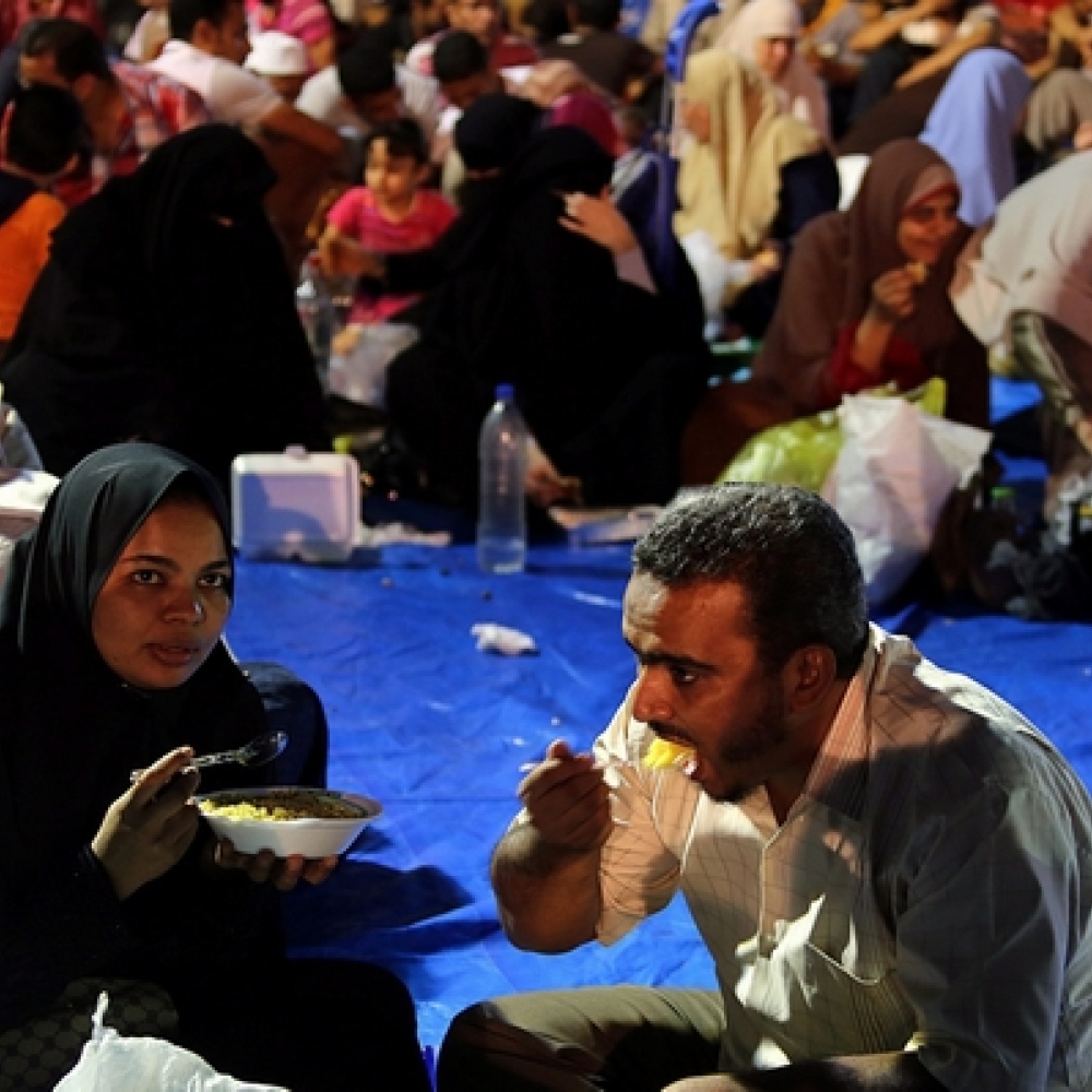 افطار متظاهري ميدان التحرير بالقاهرة خلال أول أيام رمضان