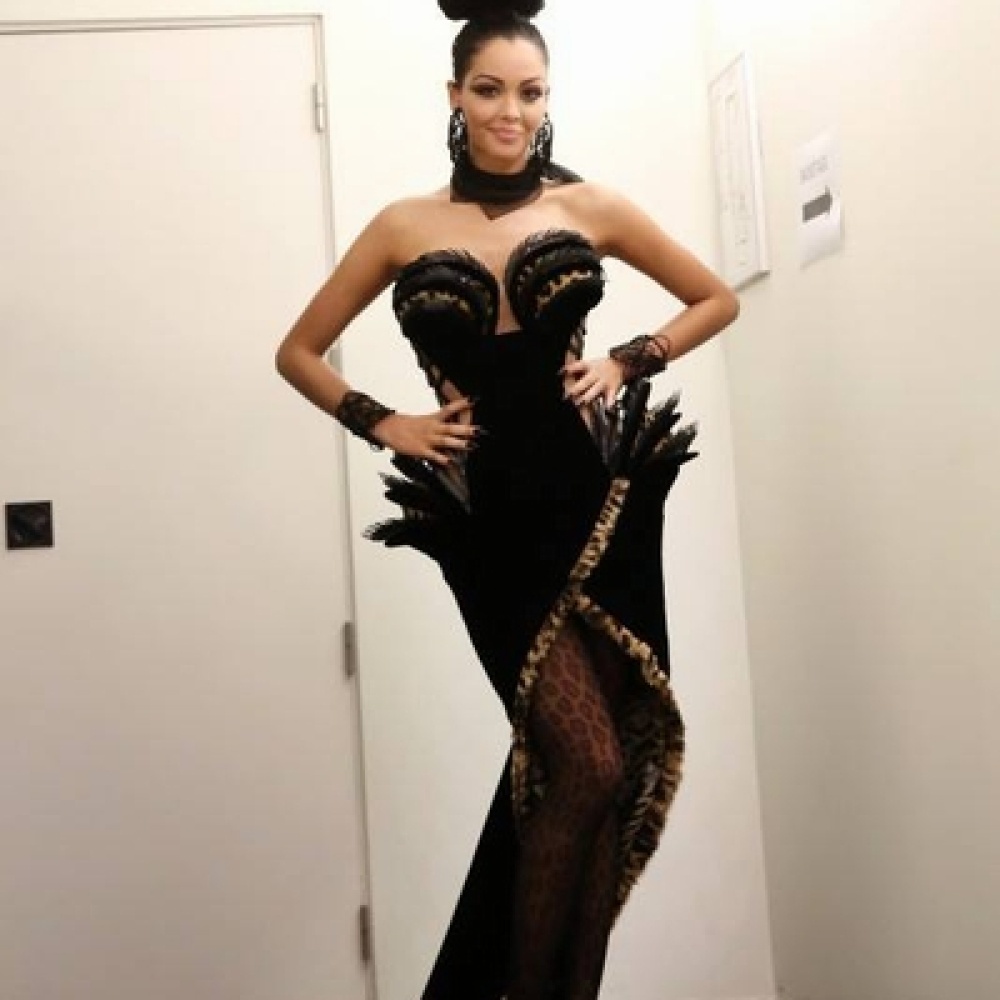 عارضة الأزياء الفرنسية الجزائرية الأصل نبيلة بيناتيا لدى استعدادها لعرض تصميم جان بول غوتييه الأربعاء في باريس