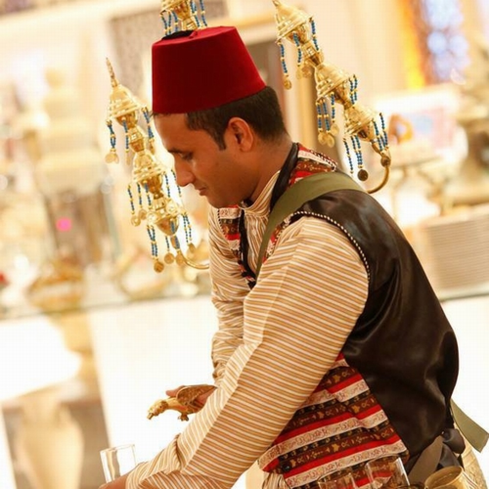 ساقي العرقسوس في فندق قصر الإمارات يروي عطش الصائمين