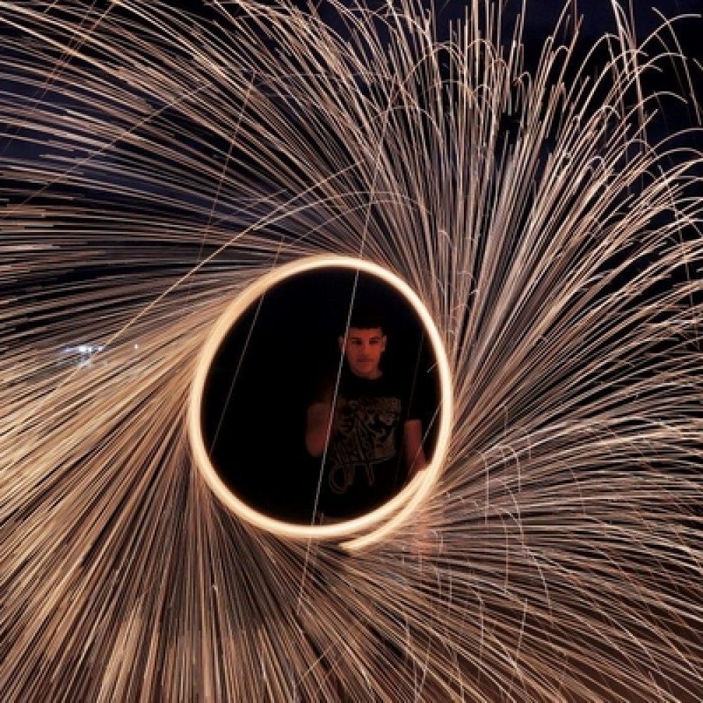 طفل يحتفل بعد الافطار في غزة