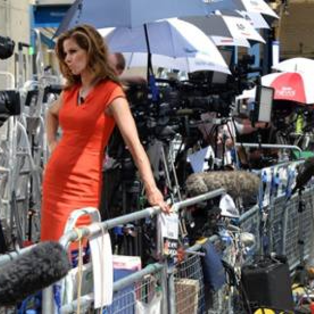 وسائل الإعلام تقف مترقبة خارج مستشفى سانت ماري بانتظار ولادة الطفل الملكي في لندن اليوم