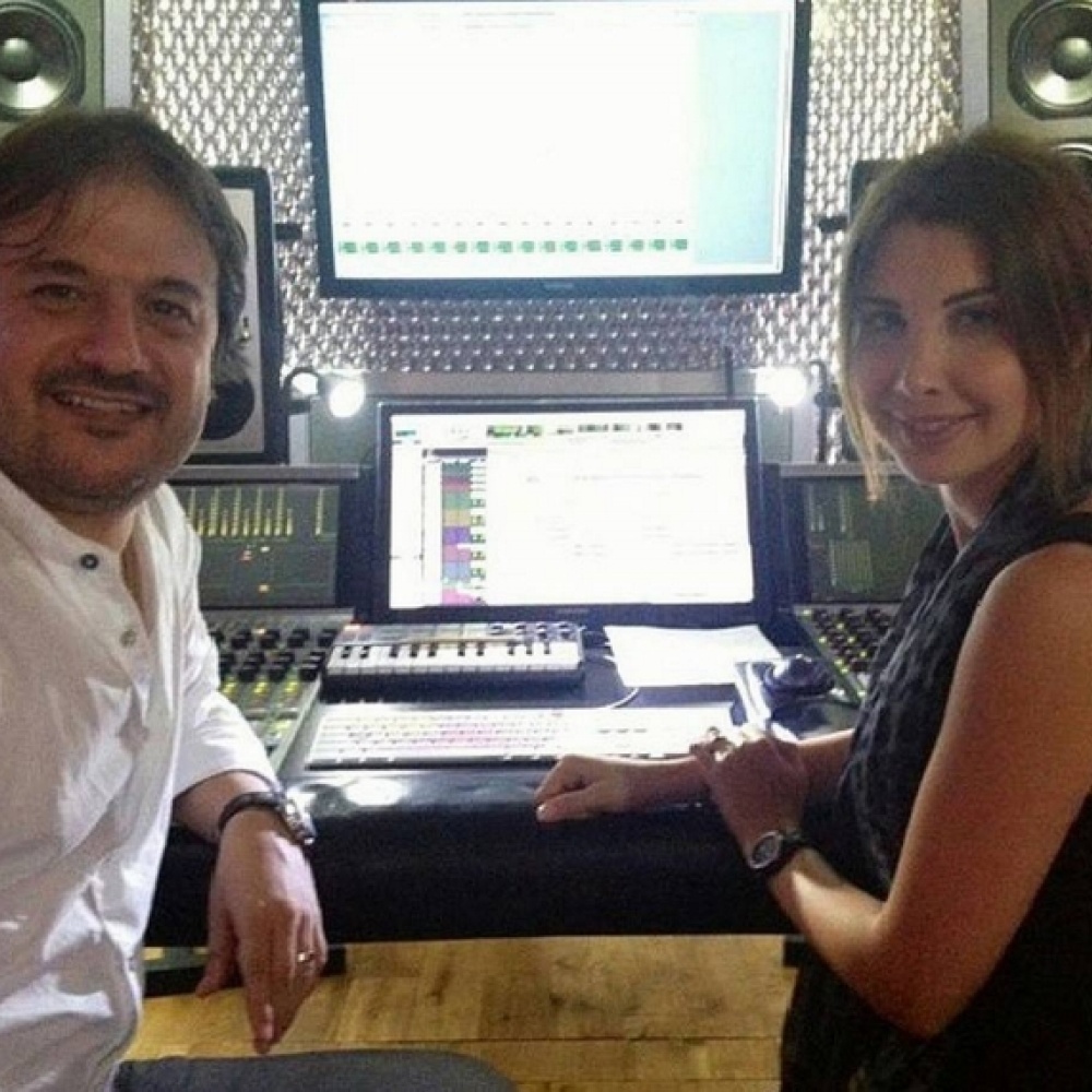 نانسي عجرم مع الموزع الموسيقي جان ماري رياشي خلال تسجيل أحدى أغنياتها السبت