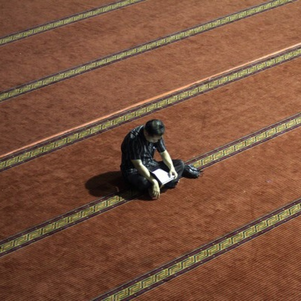 أندونيسي يقرأ القرآن في أولى ليالي الشهر الفضيل