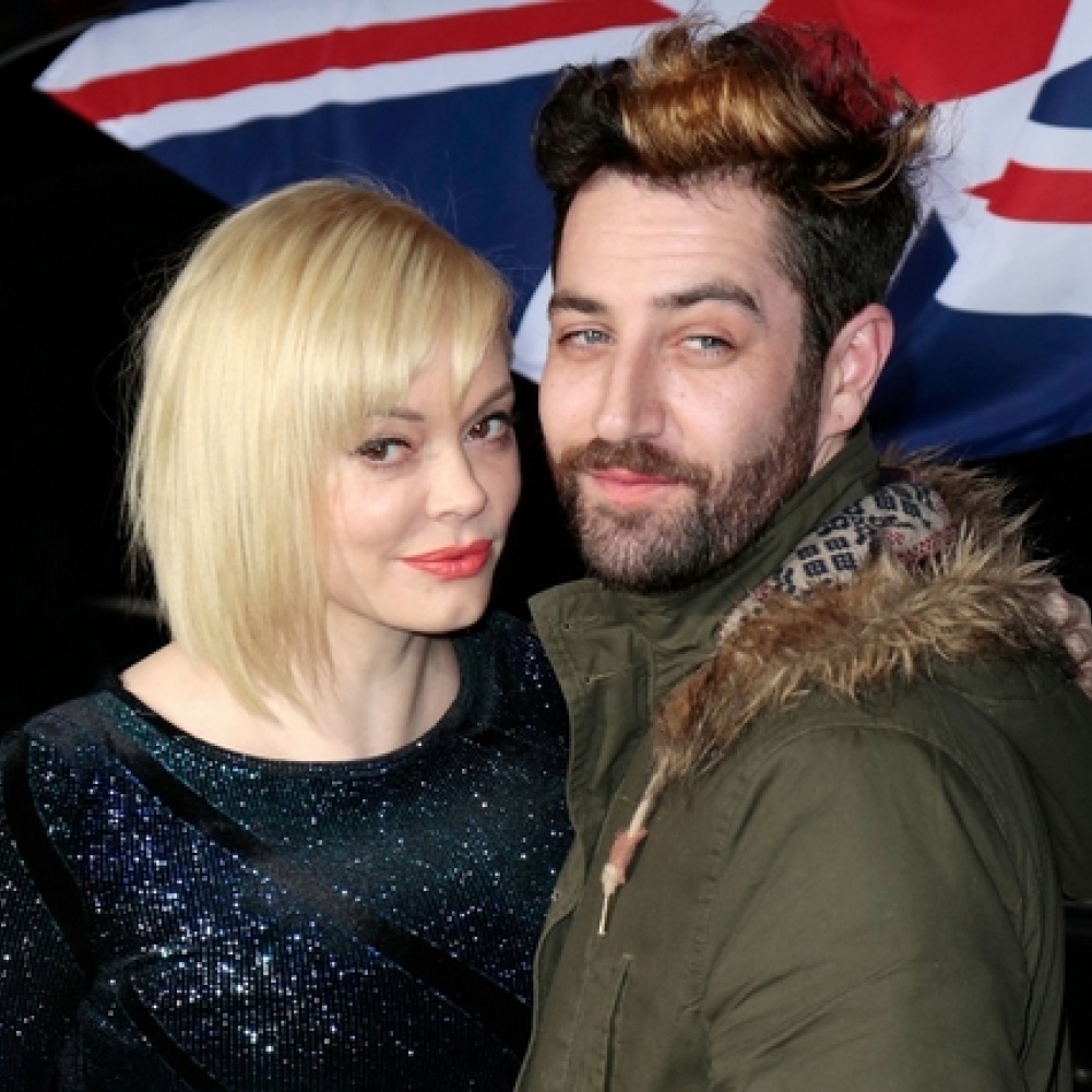 خطوبة روز مكجوان إلى ديفي ديتيال