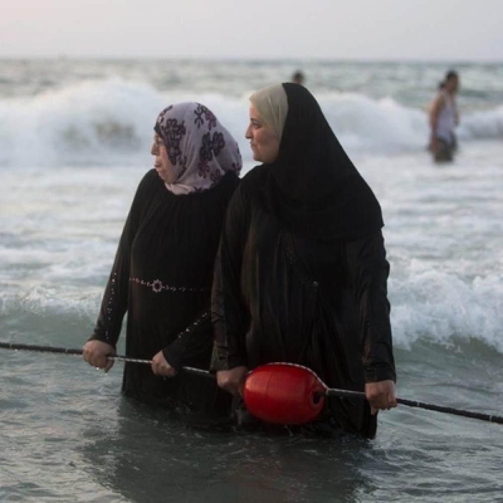 أمهات فلسطينيات يستمتعن بإجازة العيد على شاطئ تل أبيب