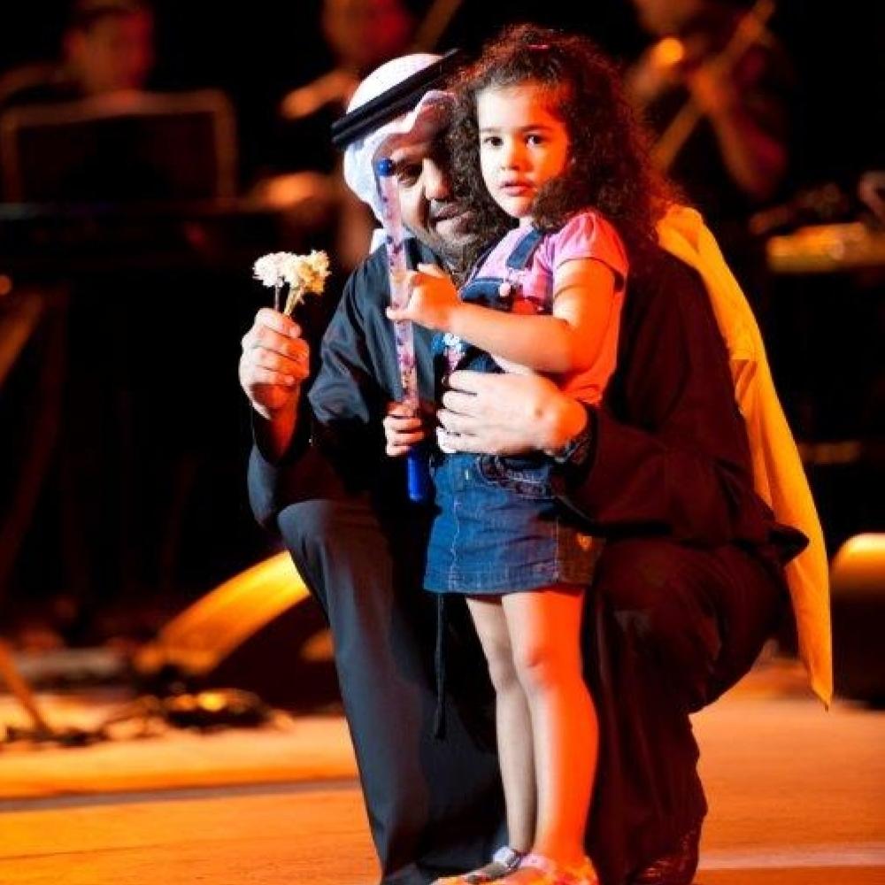 حسين الجسمي مع طفلة تونسية على مسرح مهرجان قرطاج الدولي  