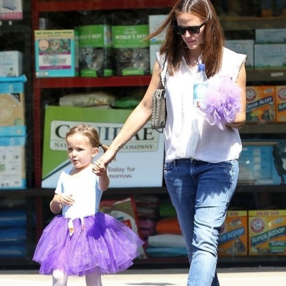 نجمة هوليوود جينيفر غارنر تصطحب ابنتها الى درس الباليه