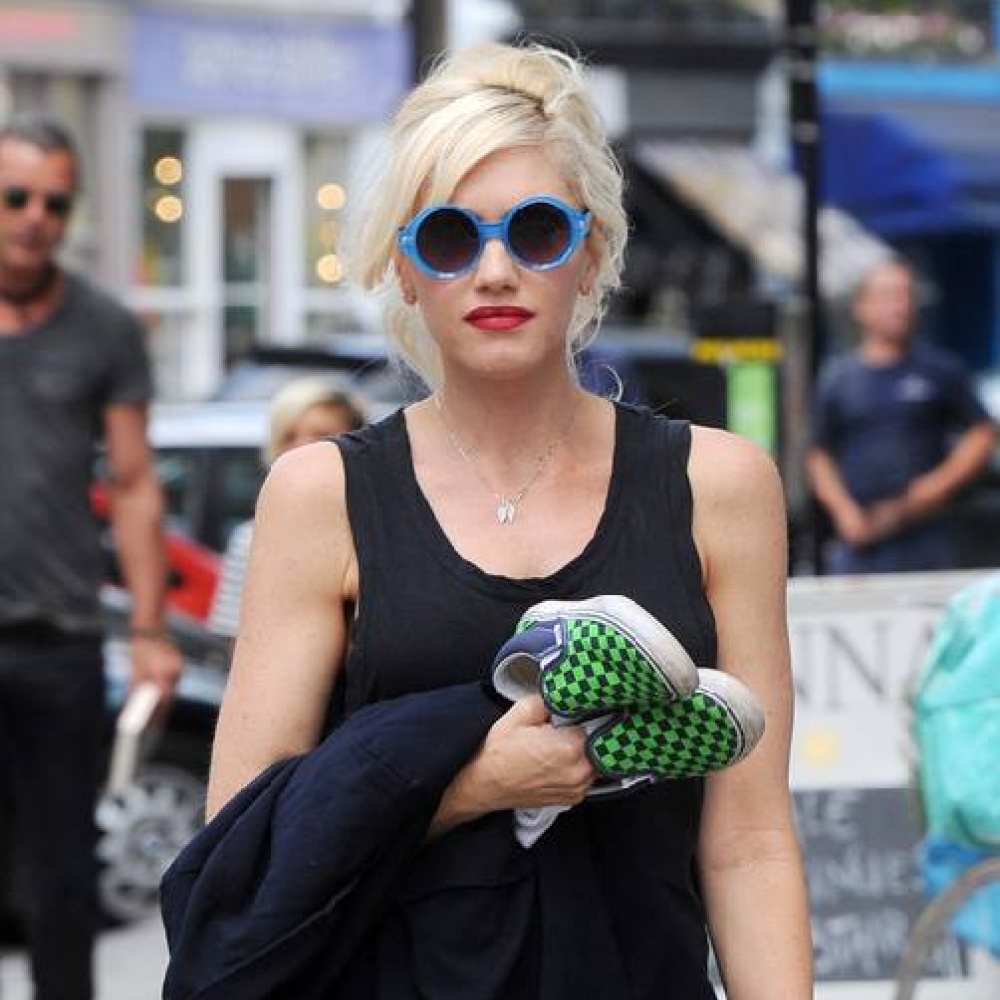 يا ترى إلى أين تهرب غوين ستيفاني وهي تحمل حذاءها الرياضي بيدها؟