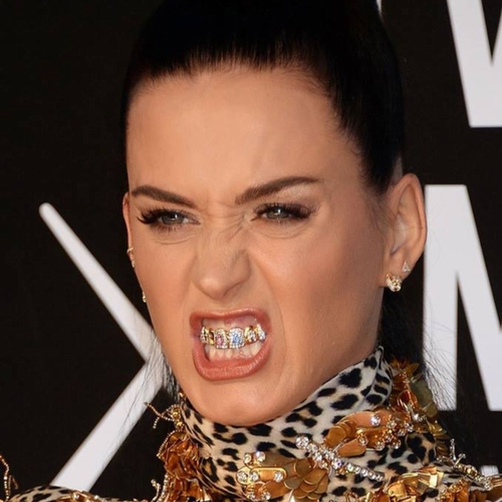 كاتي بيري تكشر عن أنيابها مظهرة التقويم الملون خلال حفل الـMTV