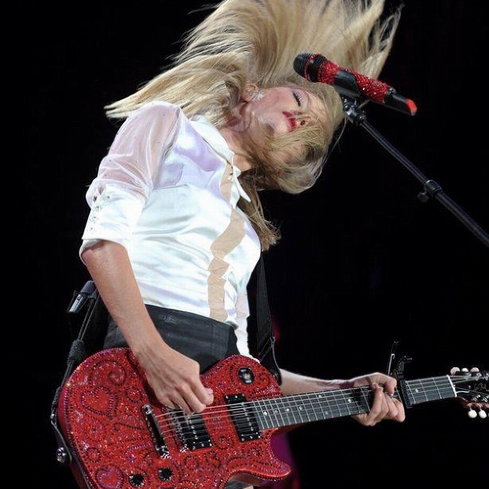 المغنية تايلور سويفت منسجمة تماما خلال غنائها في لوس أنجلوس في إطار جولتها الغنائية Red world tour