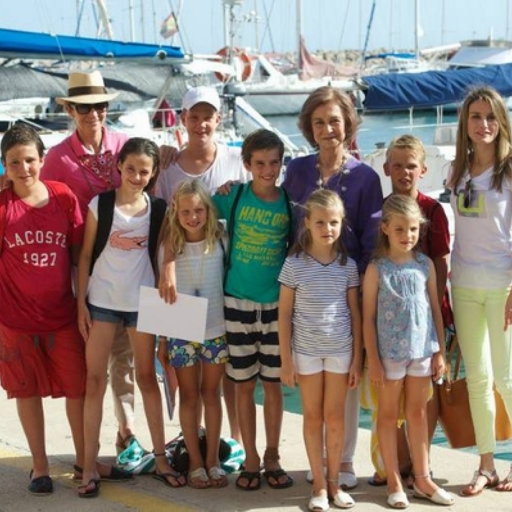 الملكة صوفيا وأحفادها في مايوركا مع الأميرة ليتيسيا وابنتيها انفانتا و ايلينا