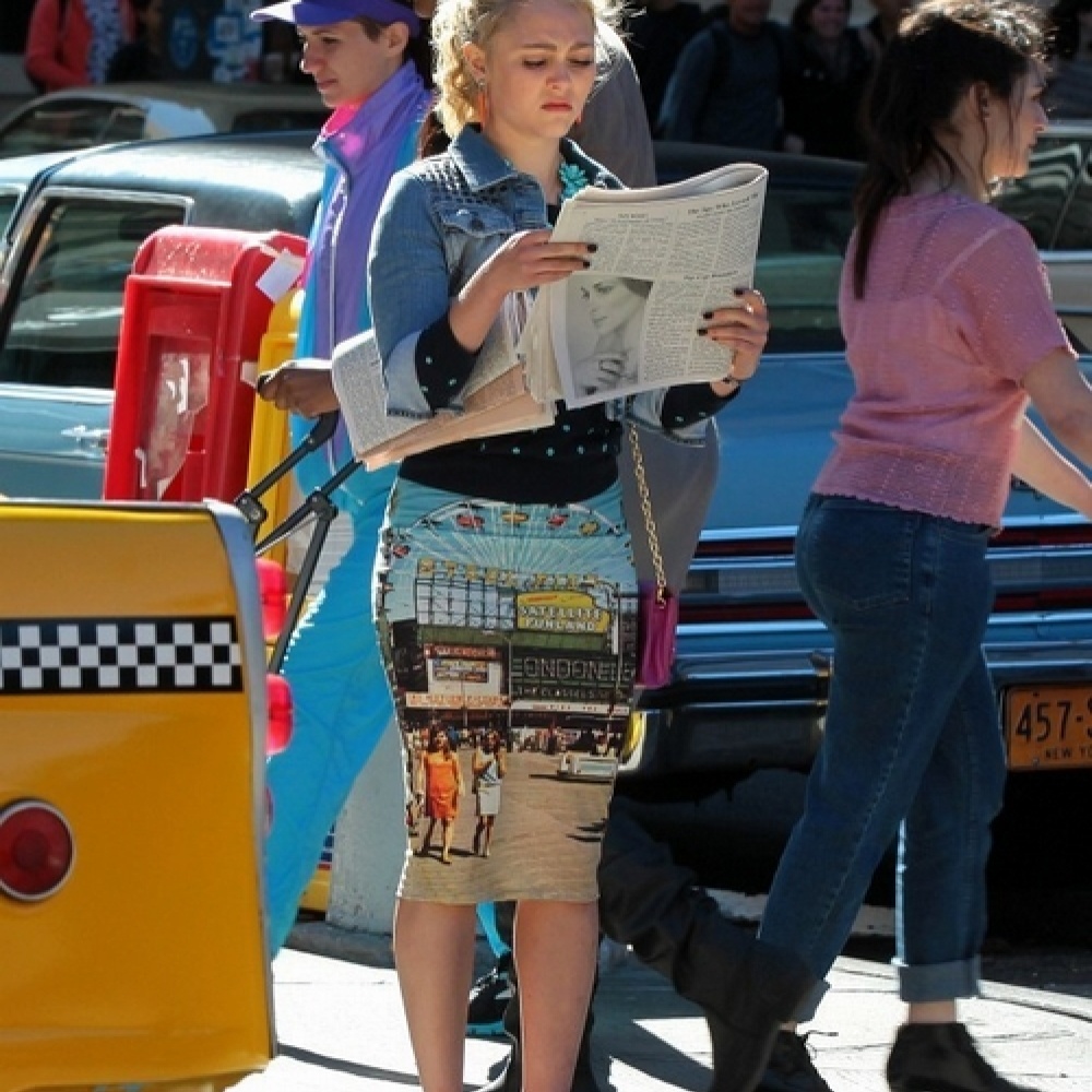 النجمة المراهقة  AnnaSophia Robb  تقرأ الجريدة وسط شوارع نيويورك