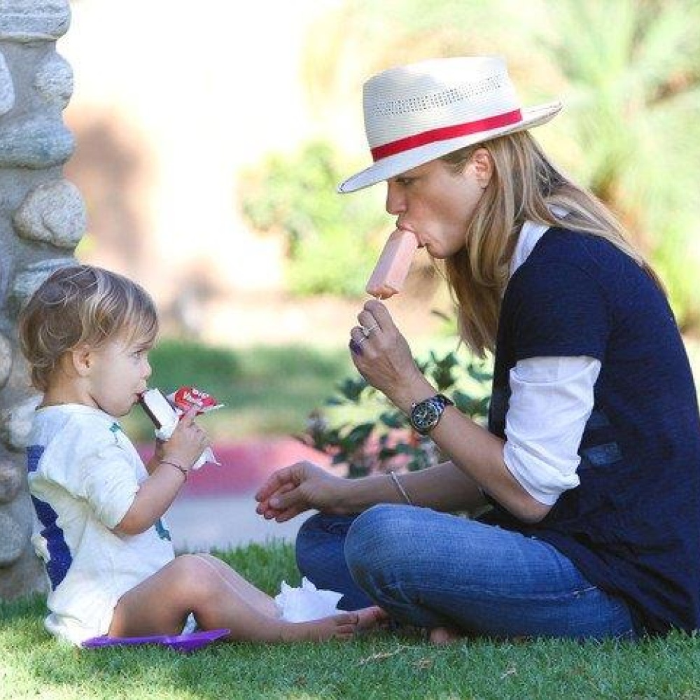 النجمة سلمى بلير تتناول الآيس كريم مع ابنها بإحدى حدائق لوس أنجلس