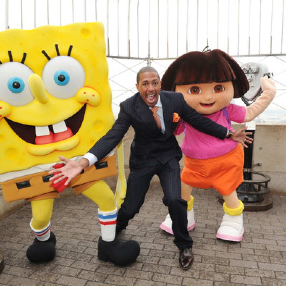 النجم الأميركي Nick Cannon يمرح كالأطفال مع SpongeBob وDora