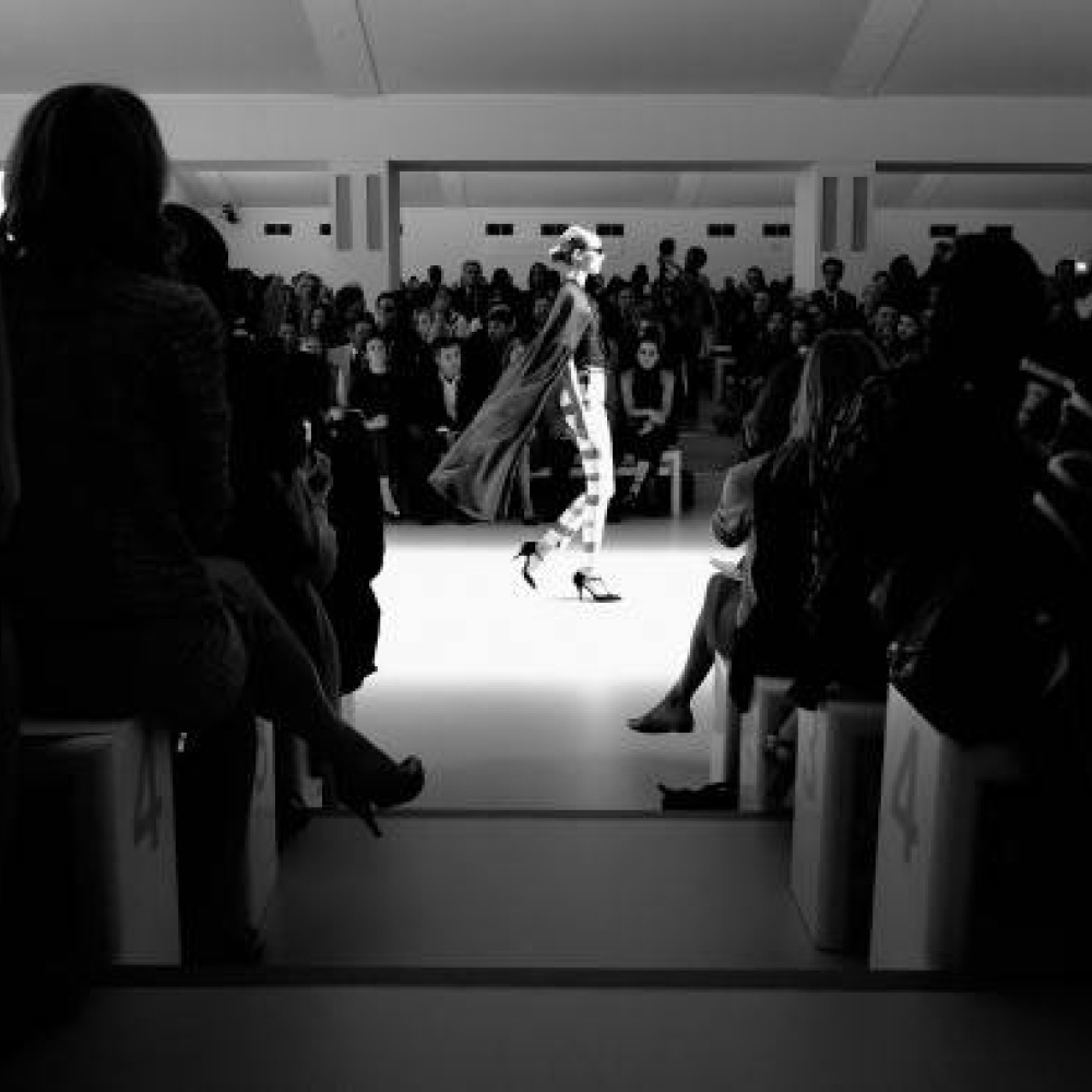 الحضور مندمج في متابعة عرض الأزياء ضمن أسبوع لندن لأزياء ربيع وصيف 2014