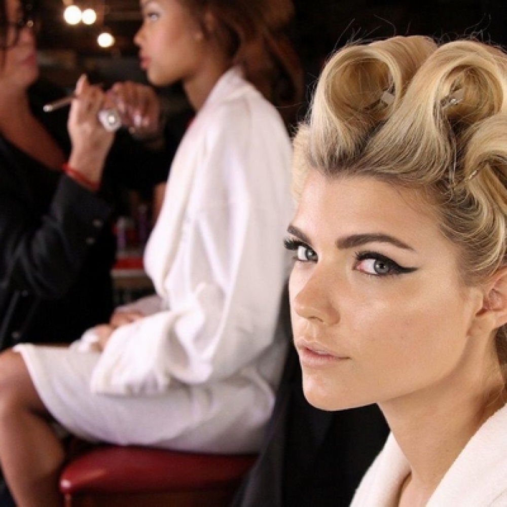 العارضات تستعد لعرض أزياء Sherri Hill خلال أسبوع نيويورك للموضة