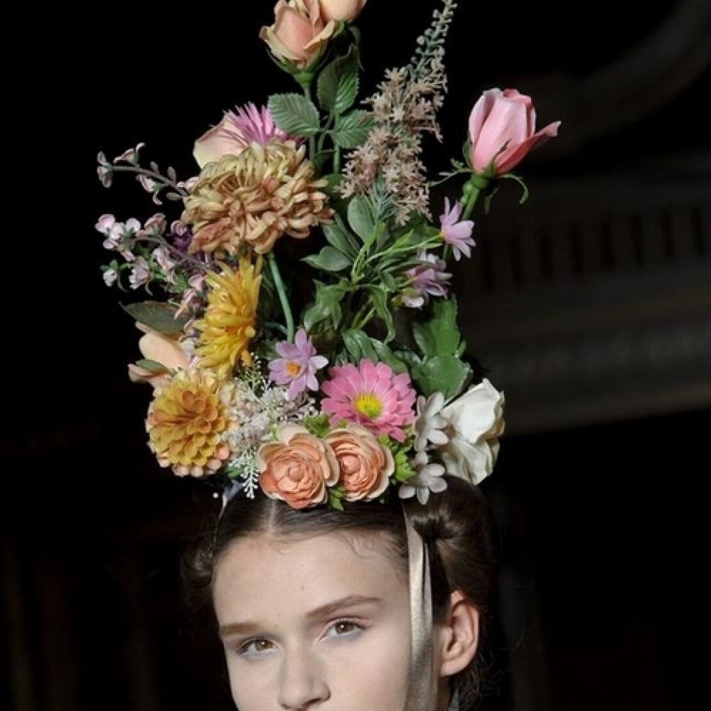 سلة من الأزهار أم قبعة؟ هذه هي غرابة التصاميم ضمن أسبوع لندن للأزياء!