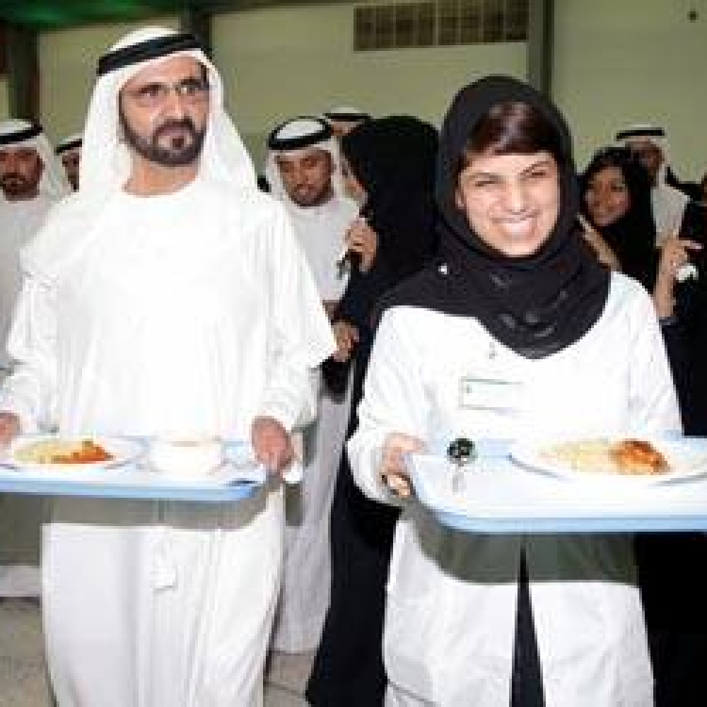 الشيخ محمد بن راشد آل مكتوم متواضعا يحمل طعامه لتناوله مع طالبات جامعة الإمارات
