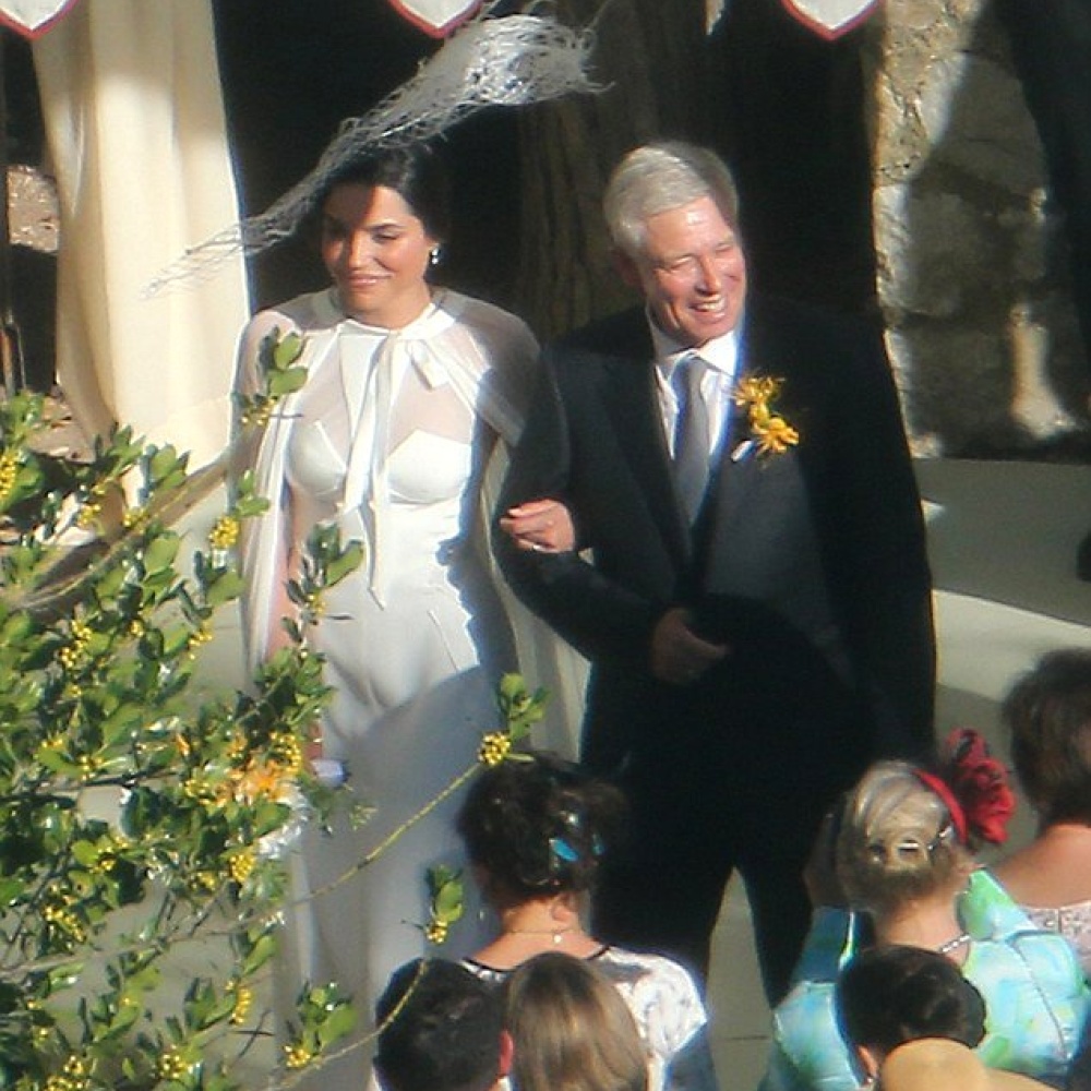 آدم كلايتون وزوجته يحتفلان بزفافهما في شاتو