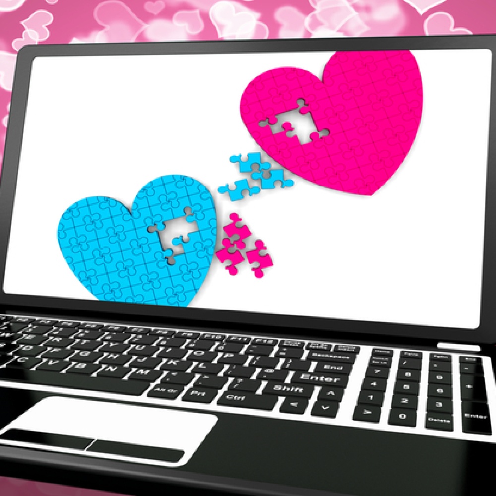 أم تتزوج من زميل إبنها لتراقبه فقط!