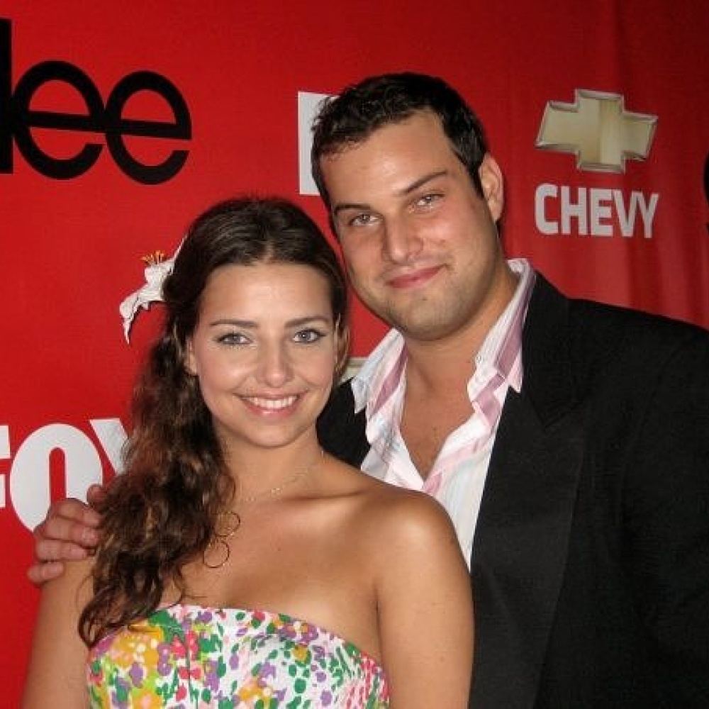 خطوبة ماكس أدلر وصديقته جينيفر برونشتاين