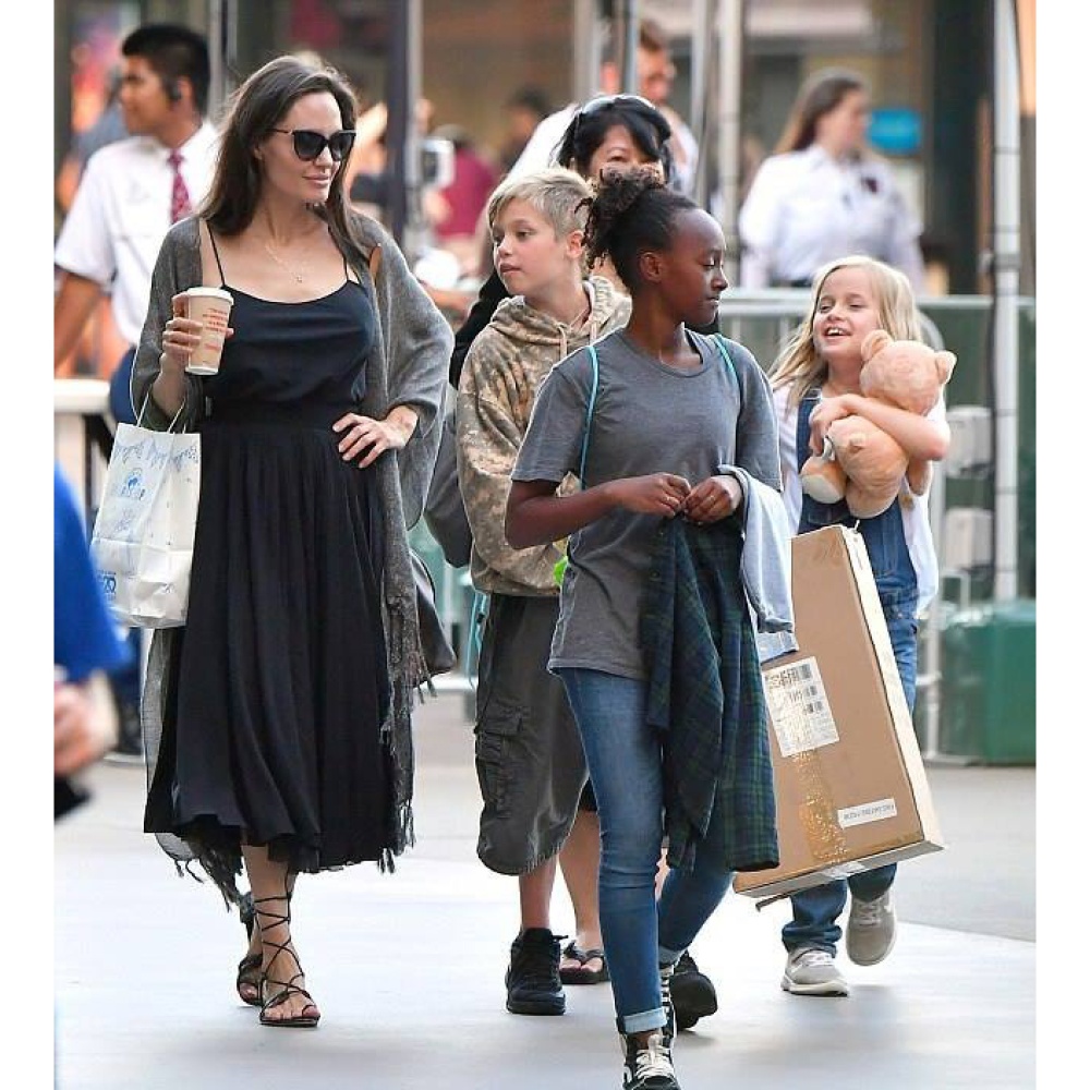 أنجلينا جولي تبدو سعيدة برفقة أطفالها خلال جولة تسوق برفقتهم في لوس أنجلوس