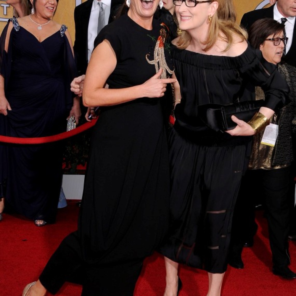 هل حذاء إيما طومبسون الغريب على السجادة الحمراء سبب ضحكاتها مع ميريل؟