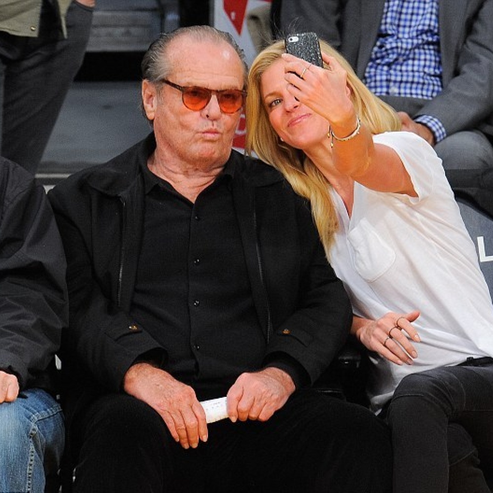 جاك نيكلسون يقوم بحركة طريفة بفمه أمام عدسة الكاميرا كما تفعل عارضات الازياء في الجلسات التصويرية