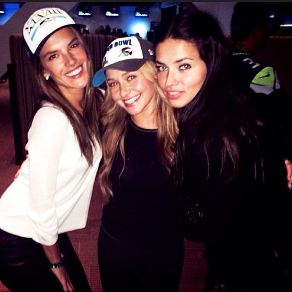 هايدن باناتيير تتوسط العارضتين أدريانا ليما وأليساندرا أمبروزيو ضمن فعاليات نهائي الـSuper Bowl