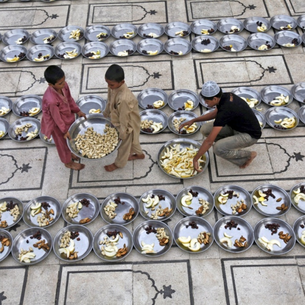تحضير أكبر مائدة في مسجد كراتشي، باكستان