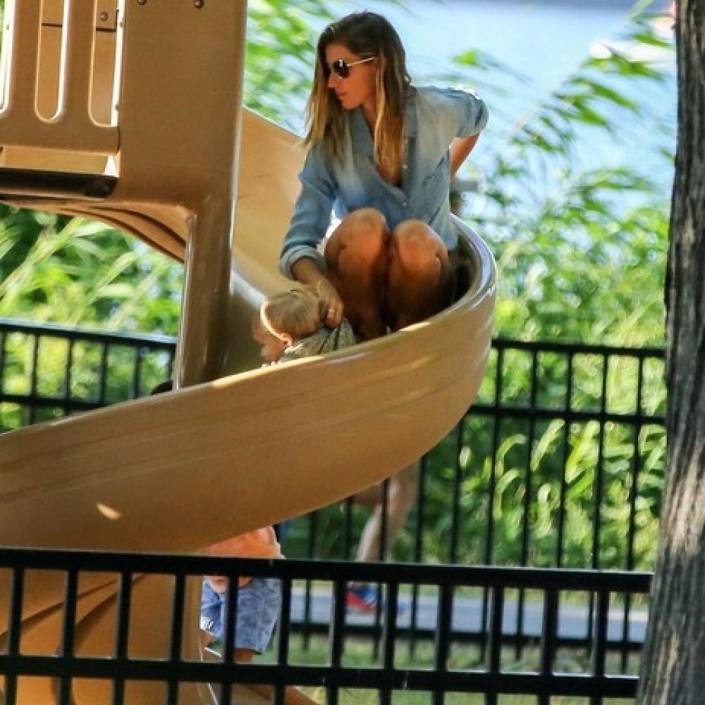 يبدو ان جيزيل بونديشن خائفة على طفلتها من لعبة التزحلق فقررت مشاركتها