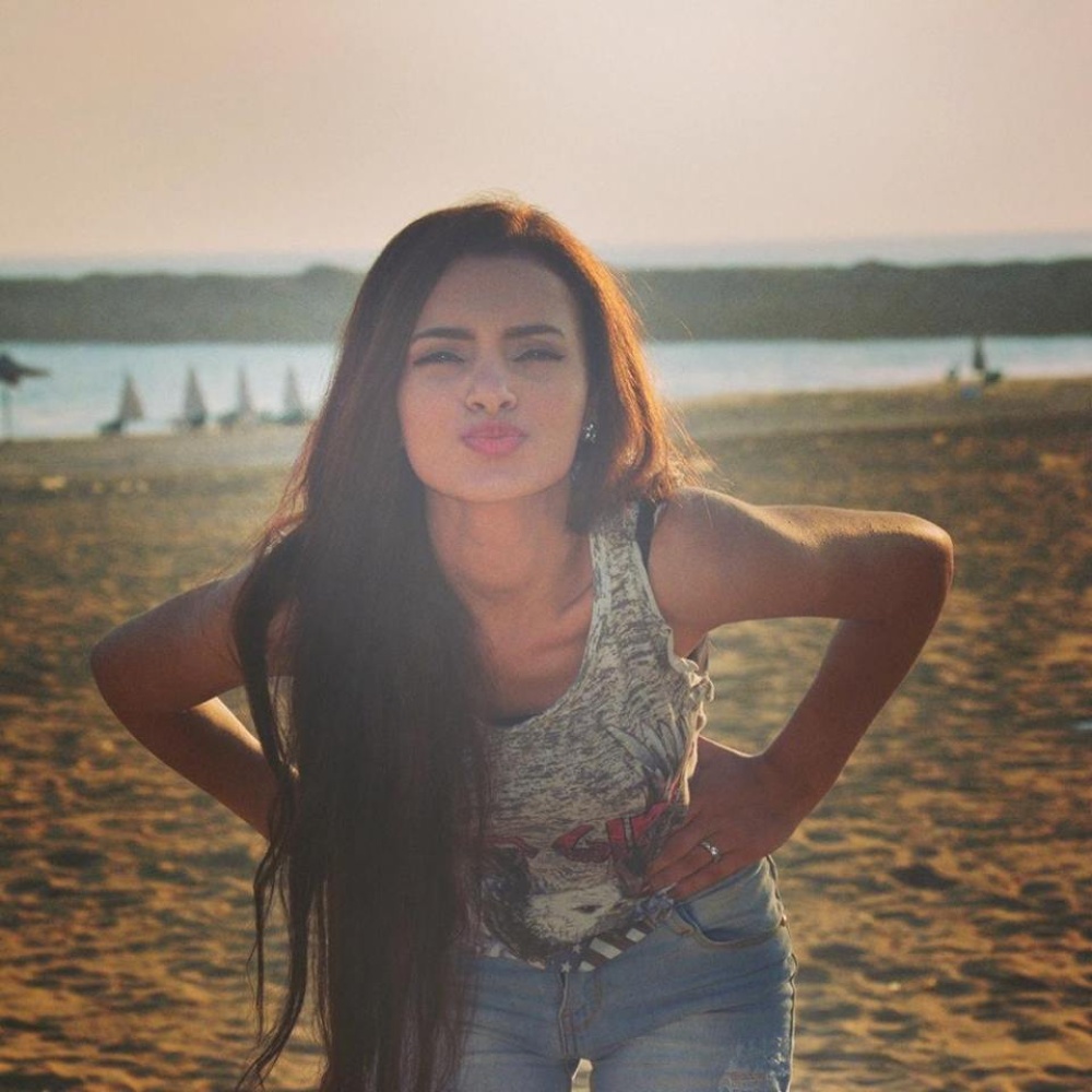 كارمن سليمان وقبلة مميزة لجمهورها من شاطئ البحر