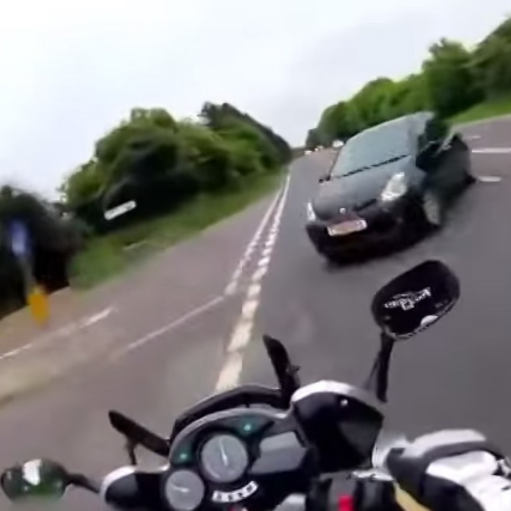 بالفيديو: كاميرا على خوذة متسابق دراجة نارية توثق لحظة مقتله!