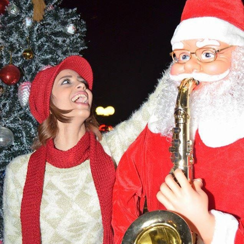 رنا سماحة تمازح بابا نويل وتغدره بوضع قرون له