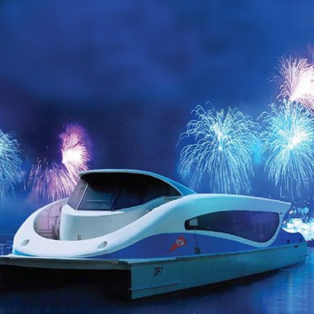 الألعاب النارية والأضواء الملونة في سماء دبي على متن فيري دبي في ليلة رأس السنة