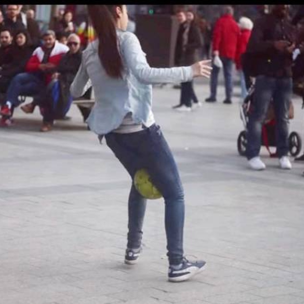 فيديو.. فتاة تتفوق على كبار النجوم في كرة القدم