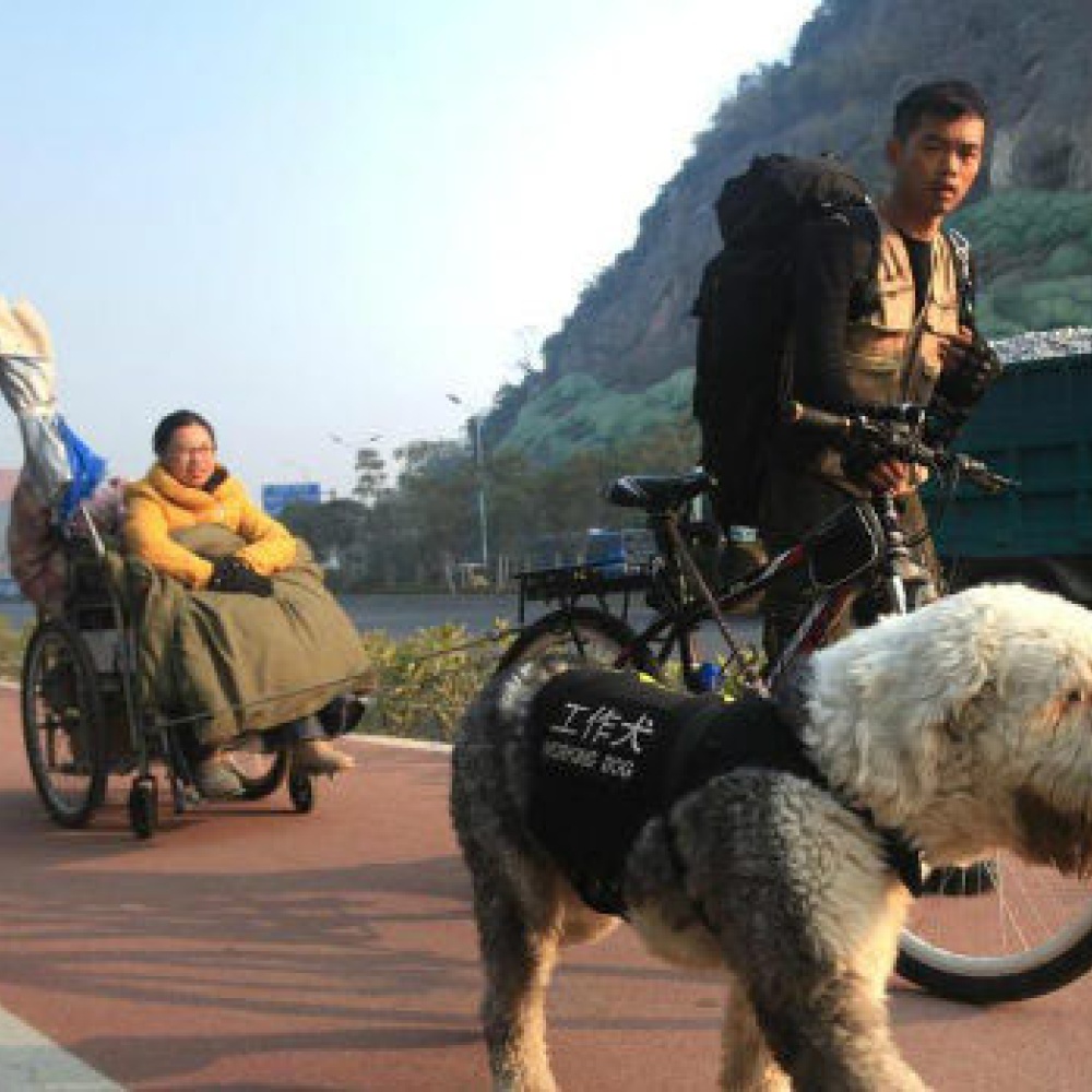 صيني يحقق حلم صديقته المشلولة بطريقة مؤثرة!