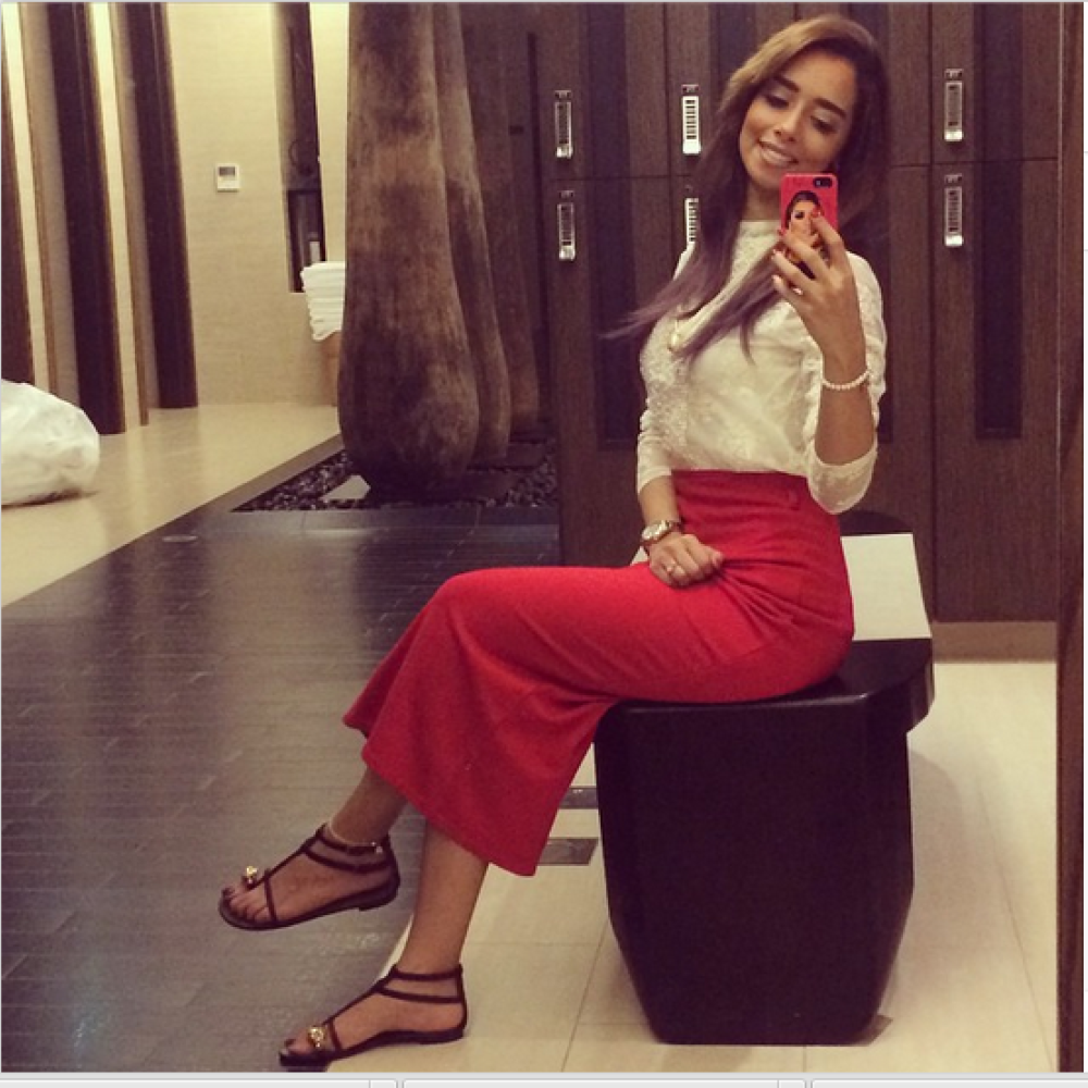 بلقيس تستبق مناسبة يوم الحب بإطلالة أنيقة باللونين الأحمر والأبيض