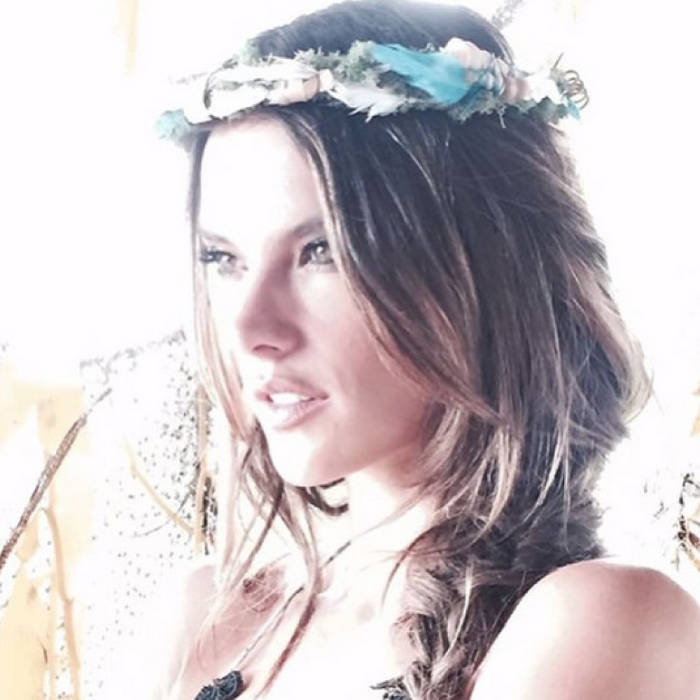 اليساندرو أمبريزو أميرة حقيقية بتاج الورد