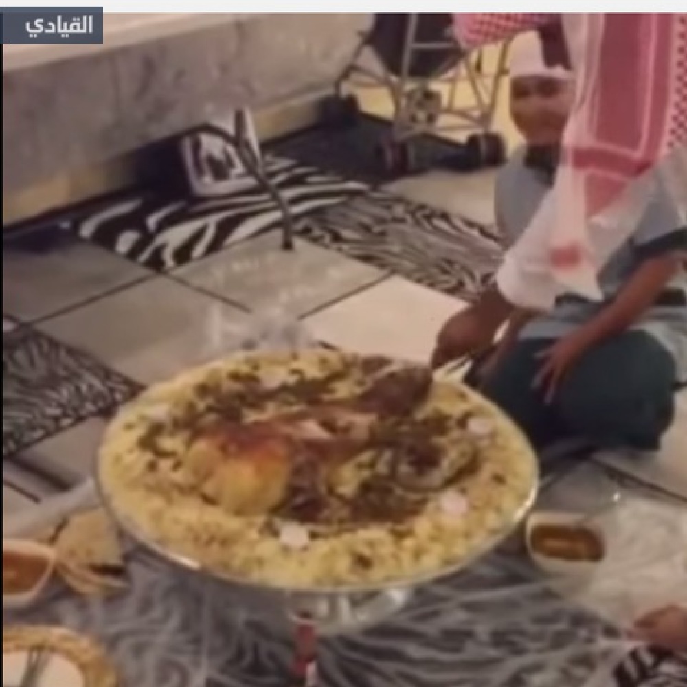 بالفيديو: سعودي يحتفل بعودة عاملته المنزلية بعد غياب